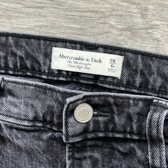 Abercrombie & Fitch - 90's Straight Ultra High Rise Size 28/6R Black Denim - Picture 2 of 7